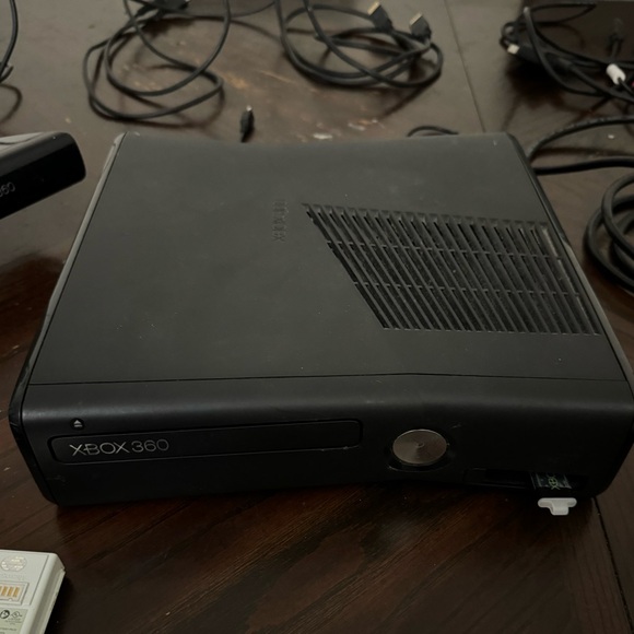 Xbox 360 S With Kinect, Energizer controller stand, and 5 controllers - Picture 2 of 7